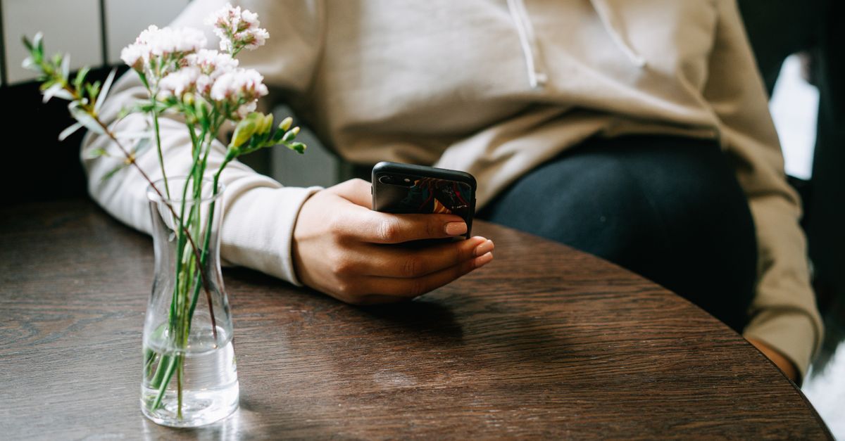 Smartphone posé face vers le bas à côté d'une tasse de café, symbolisant la déconnexion