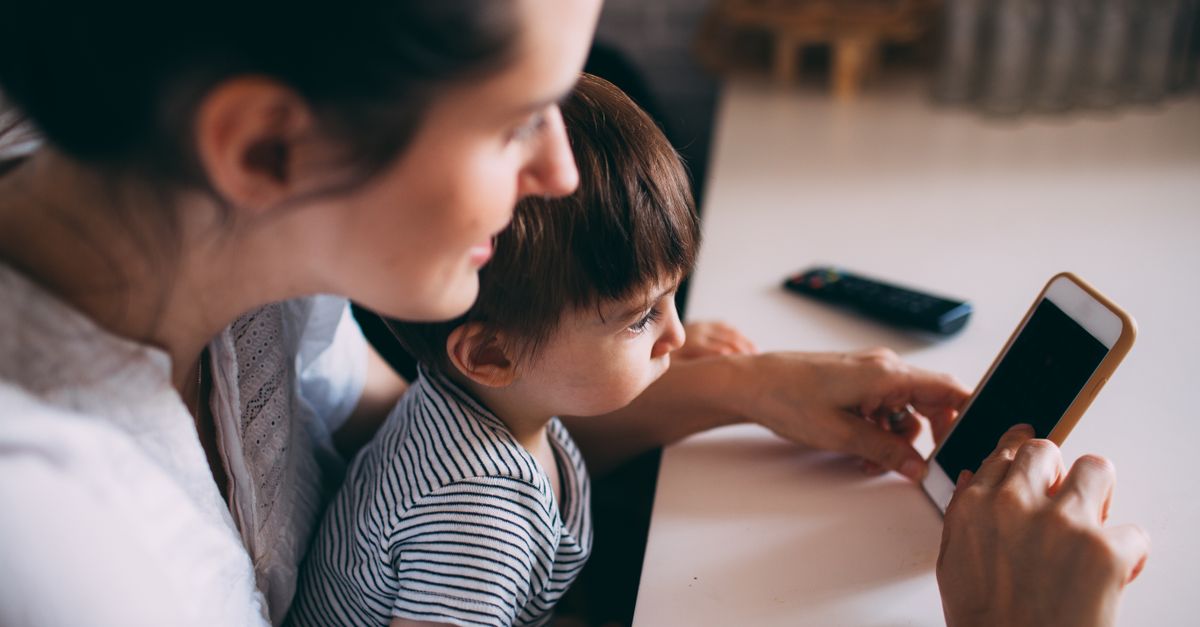 Parent configurant les options de contrôle parental sur un iPhone blanc avec l'interface Temps d'écran