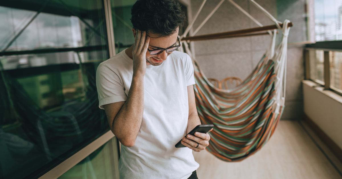 Adolescente regardant son téléphone avec inquiétude, symbole du cyberharcèlement