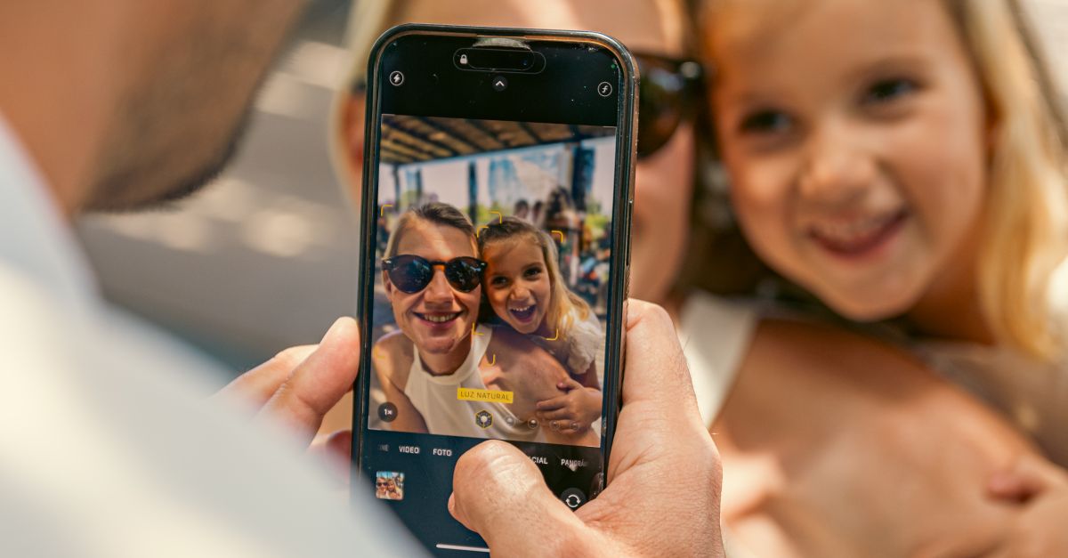Application Google Family Link sur smartphone parent avec tableau de bord enfant