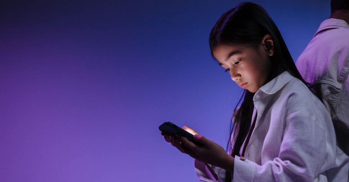 Parent accompagnant son enfant sur un smartphone