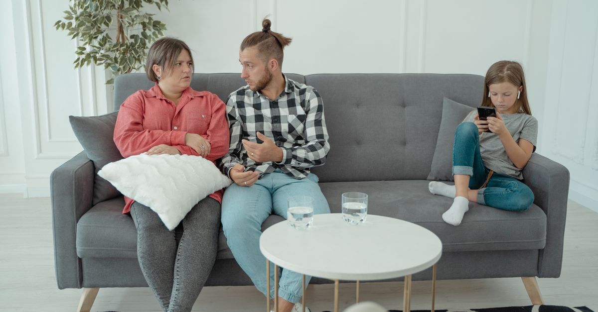 Adolescent posant son téléphone sur une table pour dîner en famille