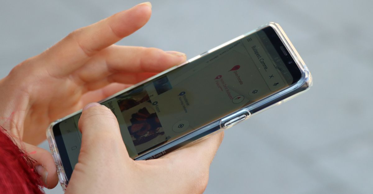 Carte de localisation familiale sur smartphone avec plusieurs membres de la famille