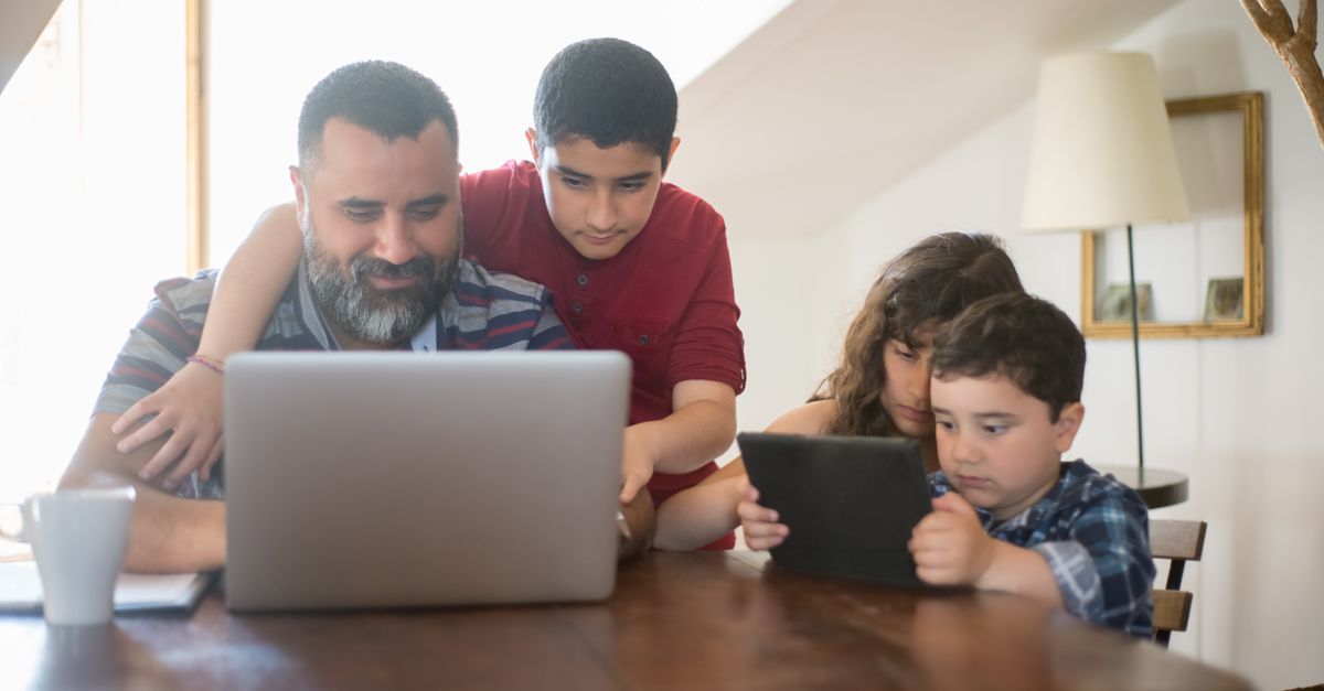 Deux interfaces de contrôle parental sur des tablettes posées côte à côte