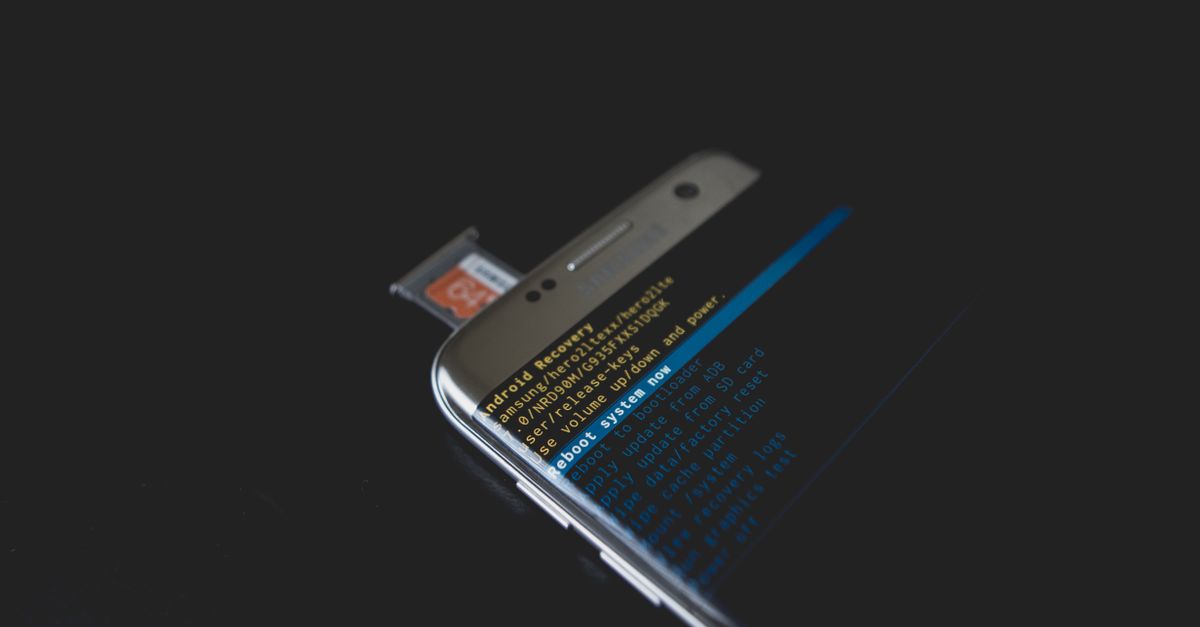 Écran de smartphone affichant une alerte de sécurité liée à un logiciel espion détecté