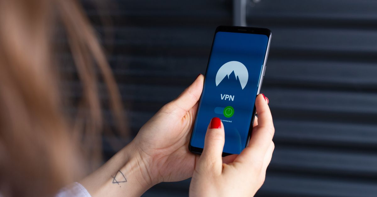 Icône VPN sur écran de smartphone avec cadenas symbolisant la sécurité mobile